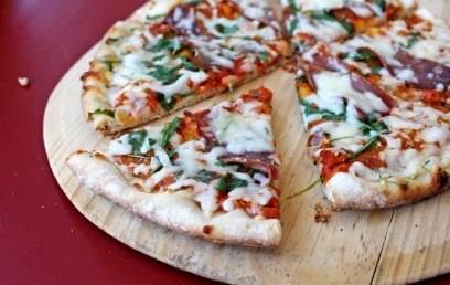 Pizza mit Speck, Mozzarella und Rucola a la Plancha