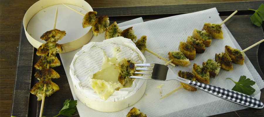 Camembert mit Knoblauch-Croutons
